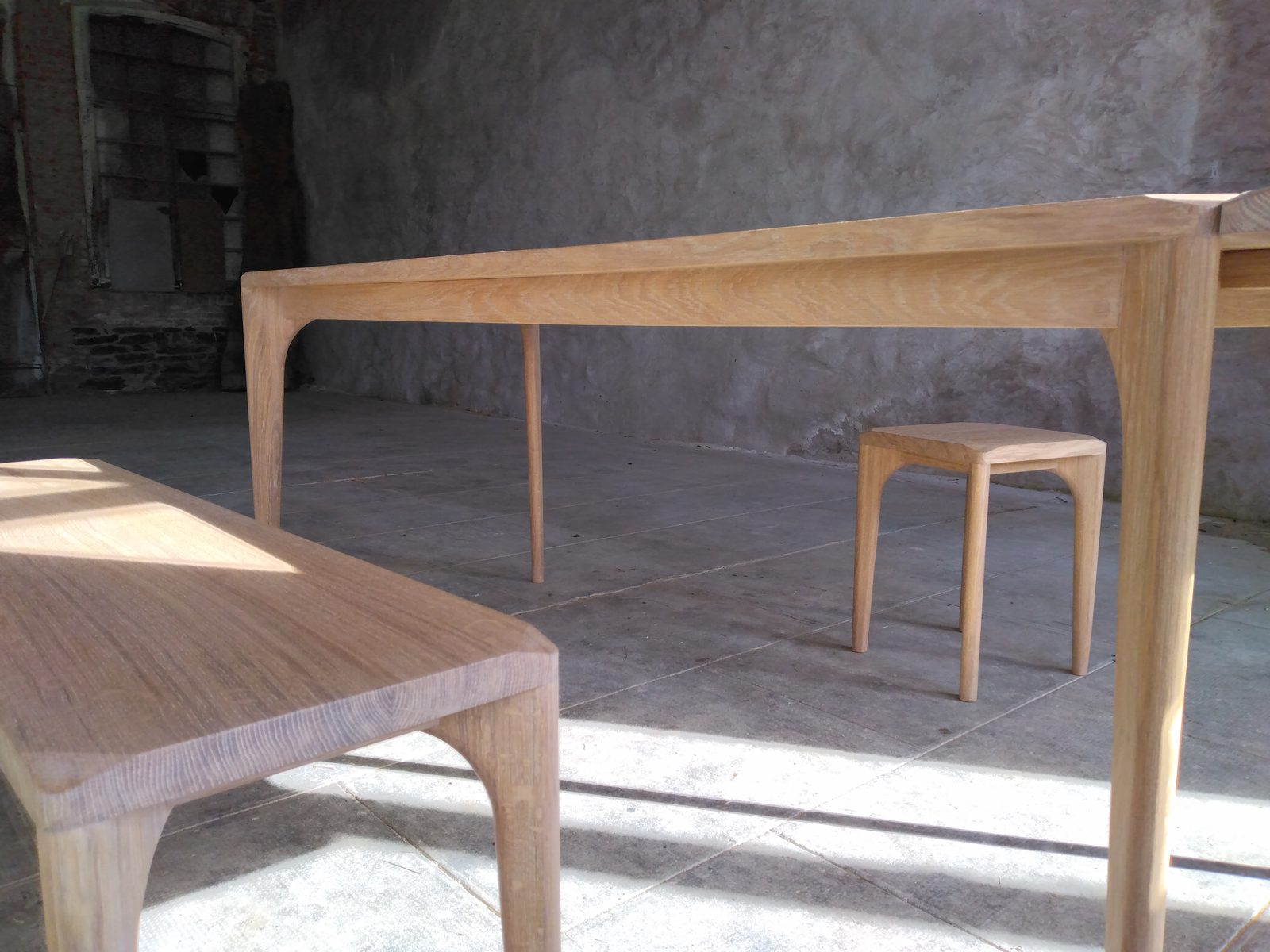 Table, banc et tabouret en chêne massif réalisés par l'Atelier d'Humières